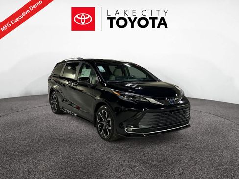 New 2025 Toyota Sienna Platinum image 7