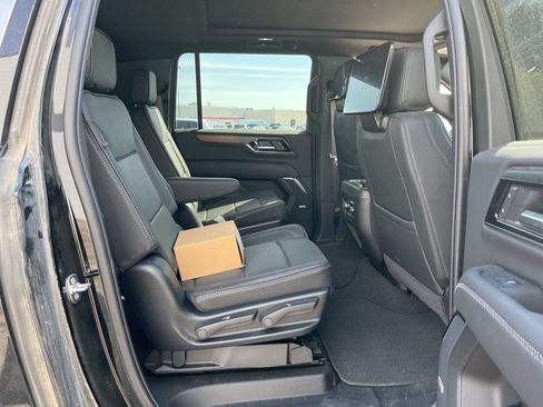 Used 2025 GMC Yukon XL Denali w/ Denali Reserve Package AWD/4WD image 3