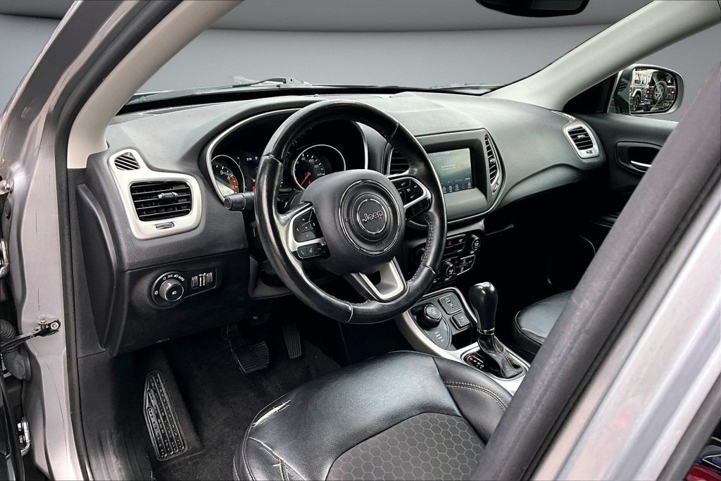 Used 2019 Jeep Compass Latitude w/ Cold Weather Group AWD/4WD image 17