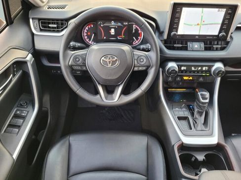 Used 2021 Toyota RAV4 Limited image 17