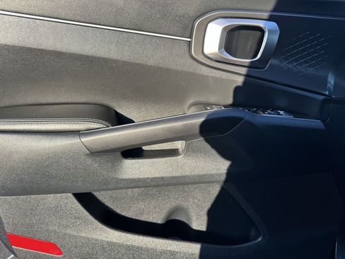 Used 2023 Kia Sorento LX image 32