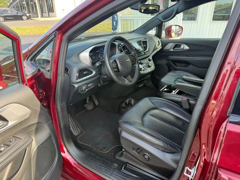 Used 2018 Chrysler Pacifica Touring-L w/ Premium Audio Group image 13