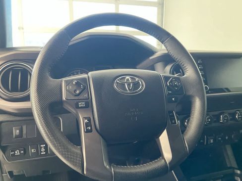 Used 2020 Toyota Tacoma TRD Off-Road w/ Technology Package AWD/4WD image 14
