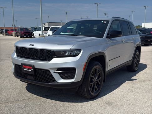 Used 2025 Jeep Grand Cherokee Altitude AWD/4WD image 2