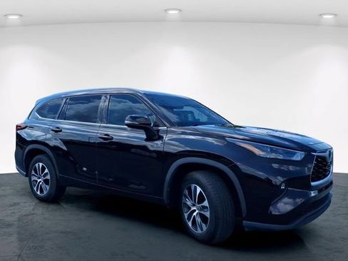 Used 2022 Toyota Highlander XLE FWD image 4