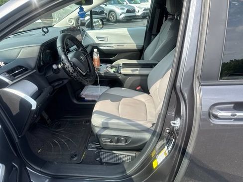 Used 2025 Toyota Sienna XLE w/ XLE Plus Package FWD image 15