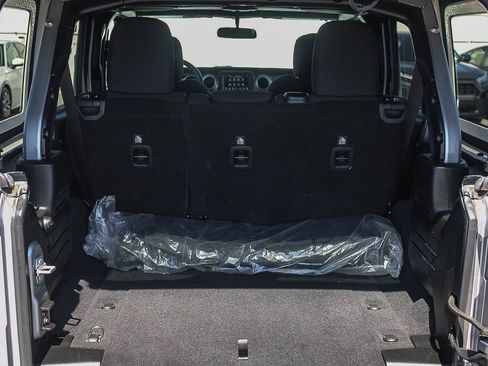 Used 2018 Jeep Wrangler Unlimited Sahara image 26