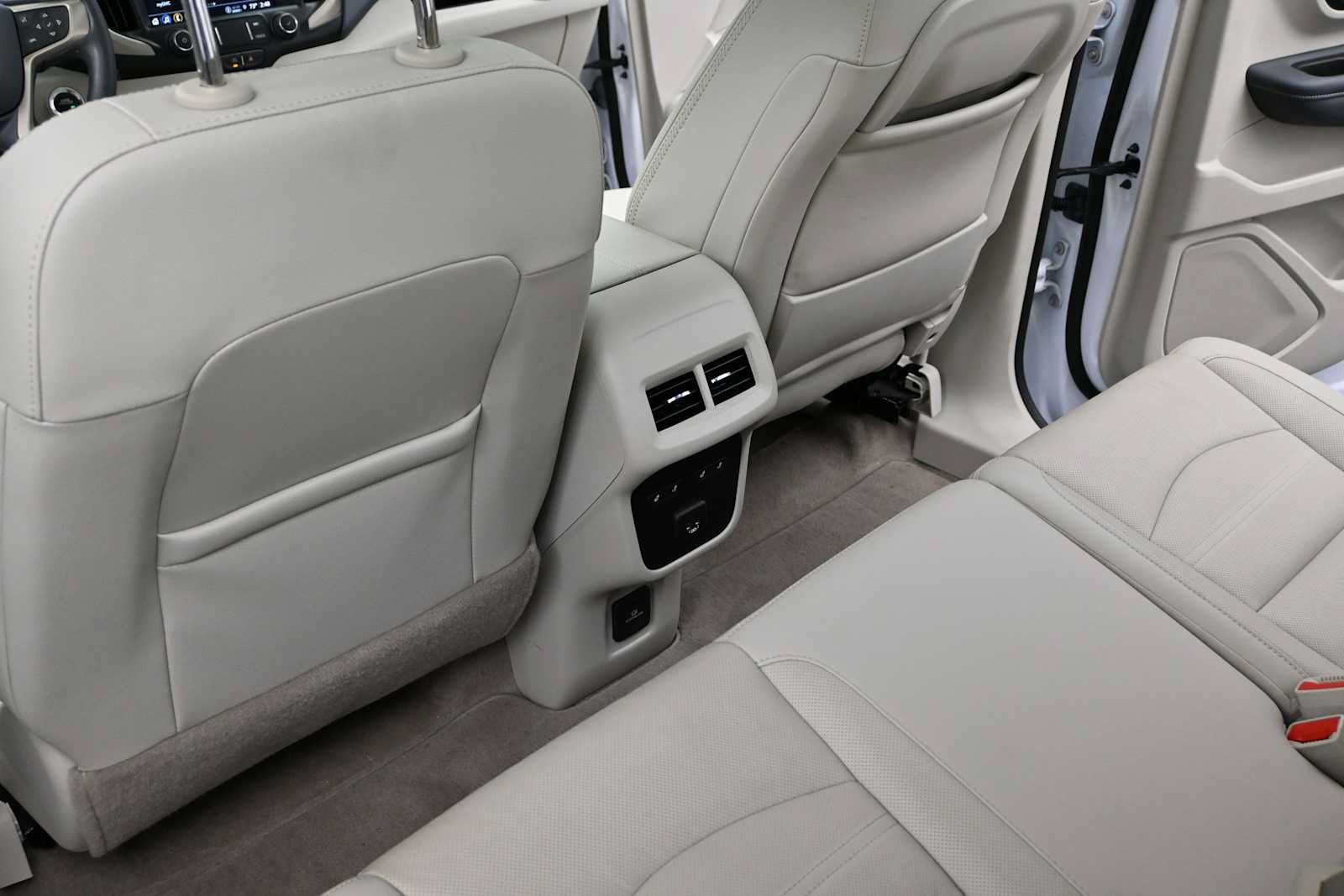 Used 2024 GMC Terrain Denali w/ Denali Premium Package AWD/4WD image 31