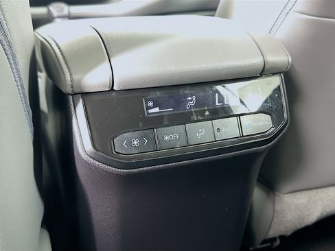 Used 2023 Toyota Highlander XLE FWD image 27