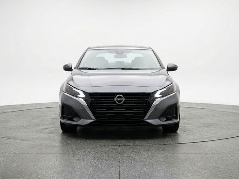 Used 2025 Nissan Altima 2.5 SV FWD image 2