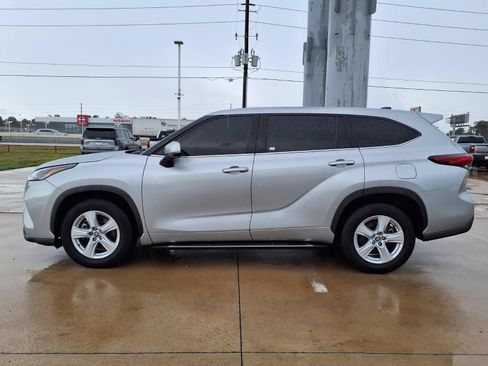 Used 2022 Toyota Highlander L FWD image 8