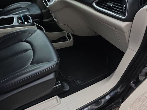 Used 2023 Chrysler Pacifica Touring-L image 17