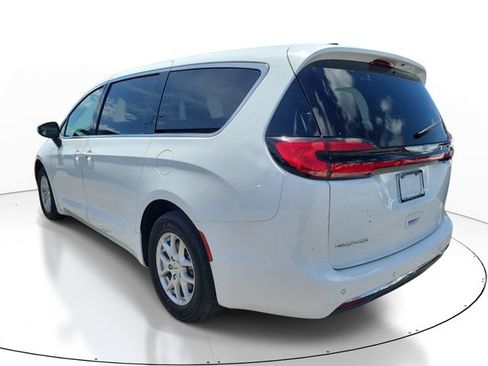 Used 2023 Chrysler Pacifica Touring-L FWD image 3