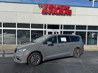 Used 2022 Chrysler Pacifica Touring-L w/ Uconnect Theater Family Group