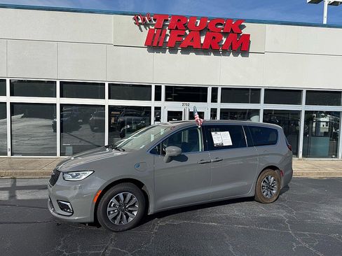 Used 2022 Chrysler Pacifica Touring-L w/ Uconnect Theater Family Group FWD image 1