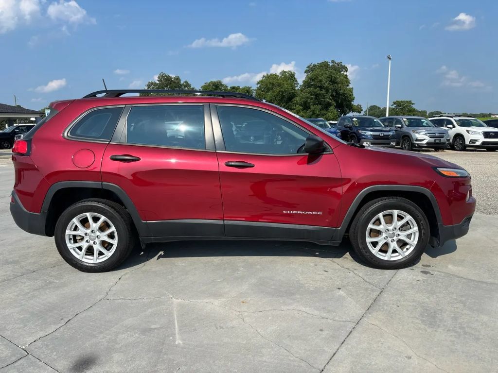 Used 2016 Jeep Cherokee Sport FWD image 3