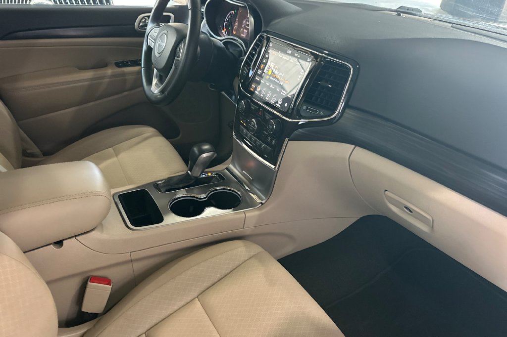 Used 2022 Jeep Grand Cherokee Laredo E RWD image 16