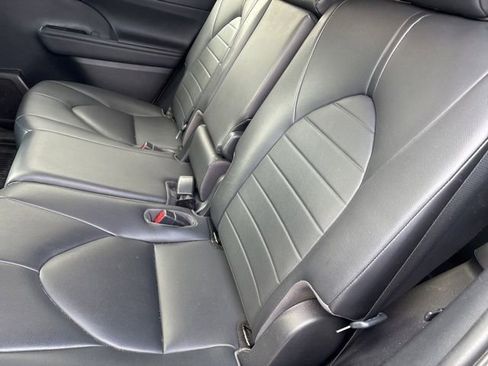 Used 2020 Toyota Highlander XLE AWD/4WD image 10
