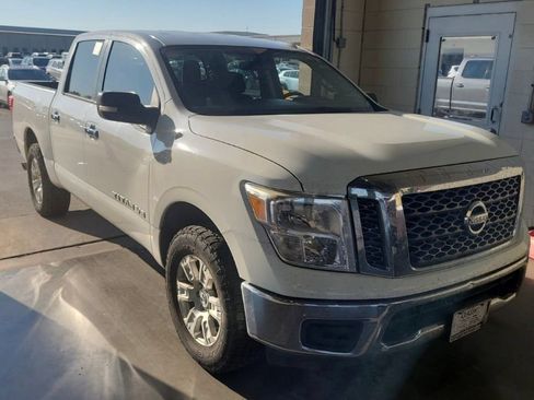Used 2018 Nissan Titan SV AWD/4WD image 7