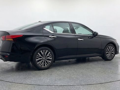 Used 2025 Nissan Altima 2.5 SV FWD image 9