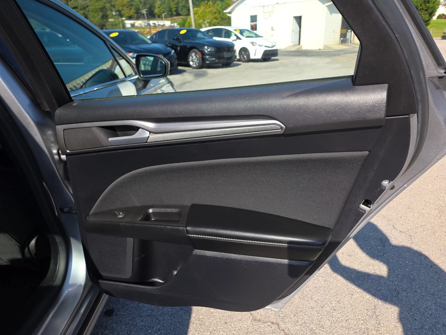 Used 2020 Ford Fusion SE FWD image 28