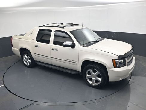 Used 2011 Chevrolet Avalanche LTZ AWD/4WD image 15