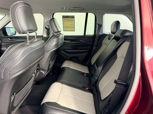 Used 2023 Jeep Grand Cherokee Laredo AWD/4WD image 13