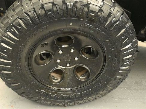 Used 2017 Jeep Wrangler Unlimited Rubicon w/ Connectivity Group image 15