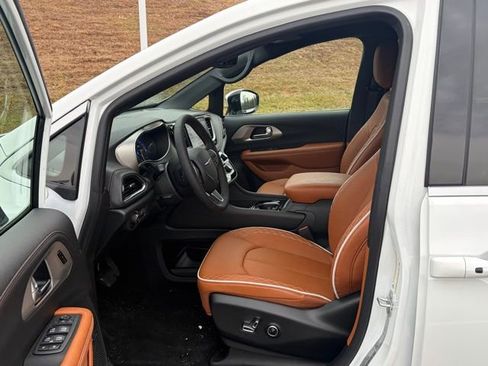 New 2026 Chrysler Pacifica Pinnacle image 16