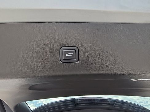 Used 2023 Chevrolet Traverse LT w/ Rear Camera Mirror Package image 38