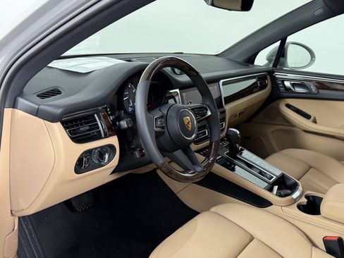 Certified 2026 Porsche Macan AWD/4WD image 4