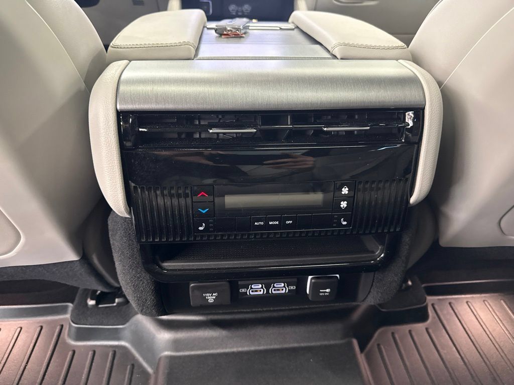 Used 2025 Jeep Wagoneer Series III AWD/4WD image 19