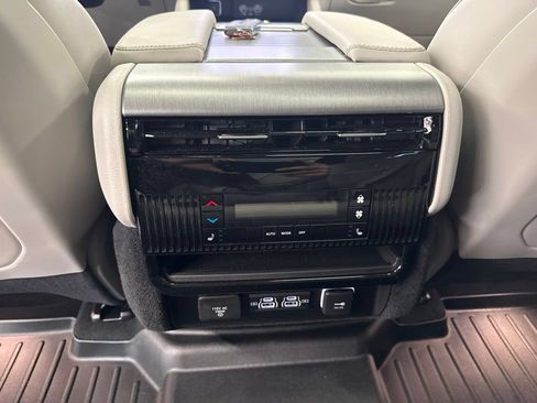 Used 2025 Jeep Wagoneer Series III AWD/4WD image 19