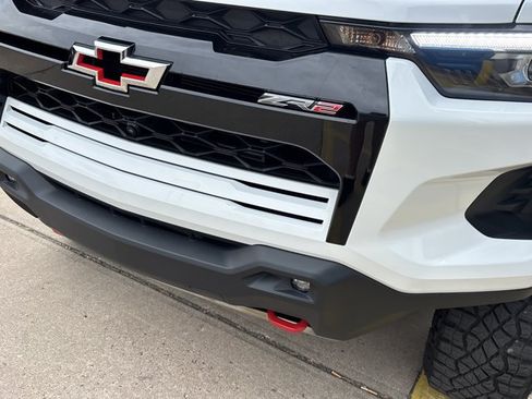 Used 2025 Chevrolet Colorado ZR2 w/ Technology Package AWD/4WD image 11