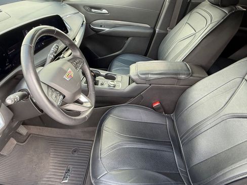 Used 2025 Cadillac XT4 Premium Luxury image 5