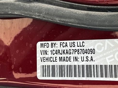 Used 2023 Jeep Grand Cherokee L Laredo image 38