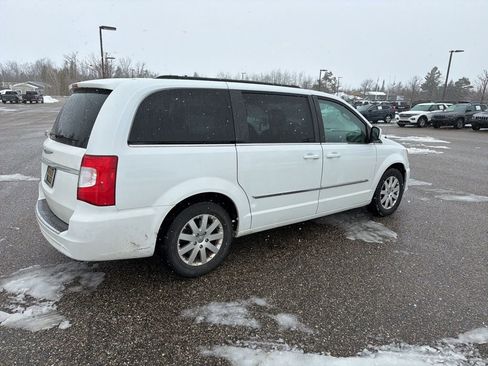 Used 2016 Chrysler Town & Country Touring FWD image 7