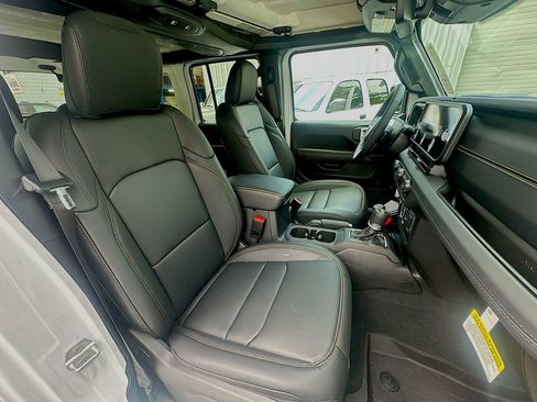 New 2026 Jeep Wrangler Unlimited Sahara AWD/4WD image 23