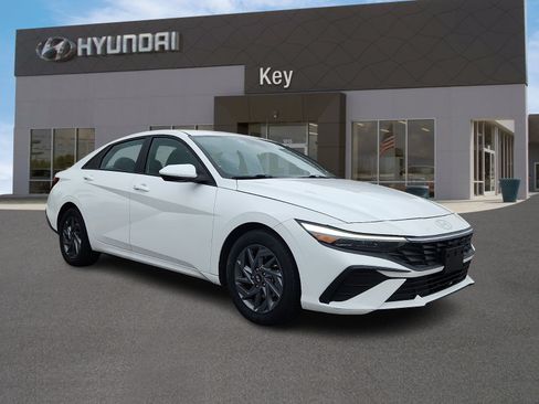Certified 2024 Hyundai Elantra SEL FWD image 1