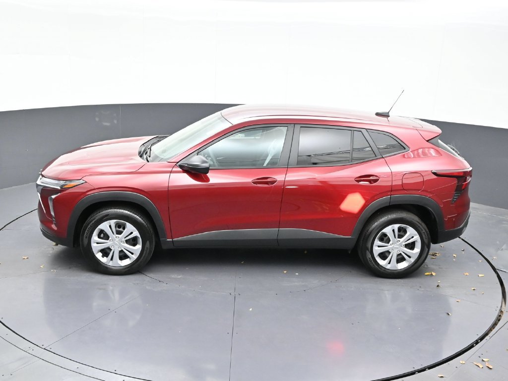 Used 2025 Chevrolet Trax LS FWD image 13