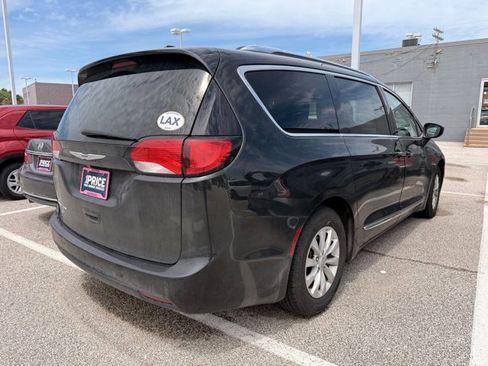 Used 2019 Chrysler Pacifica Touring-L FWD image 4