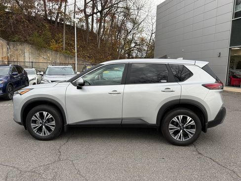 Used 2023 Nissan Rogue SV image 3