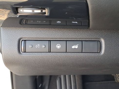 Used 2025 Nissan Pathfinder SV AWD/4WD image 19