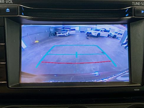 Used 2018 Toyota RAV4 LE FWD image 9