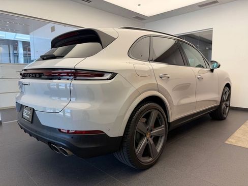 Used 2024 Porsche Cayenne S AWD/4WD image 7