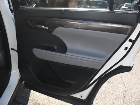 Used 2021 Toyota Highlander Platinum image 22