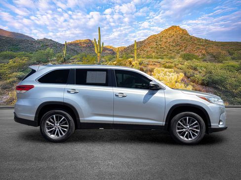 Used 2019 Toyota Highlander XLE FWD image 3
