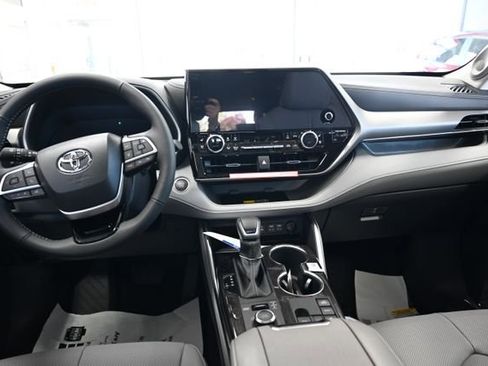 New 2026 Toyota Highlander Limited AWD/4WD image 15