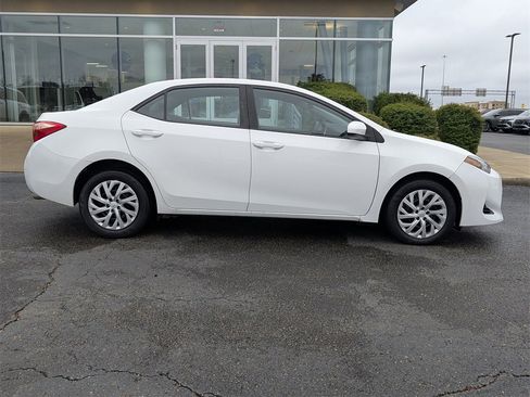 Used 2018 Toyota Corolla LE image 3