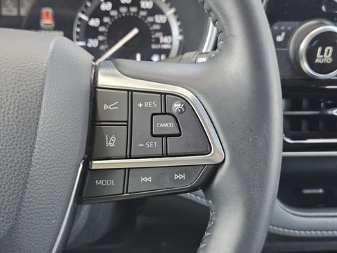 Used 2020 Toyota Highlander XLE FWD image 20